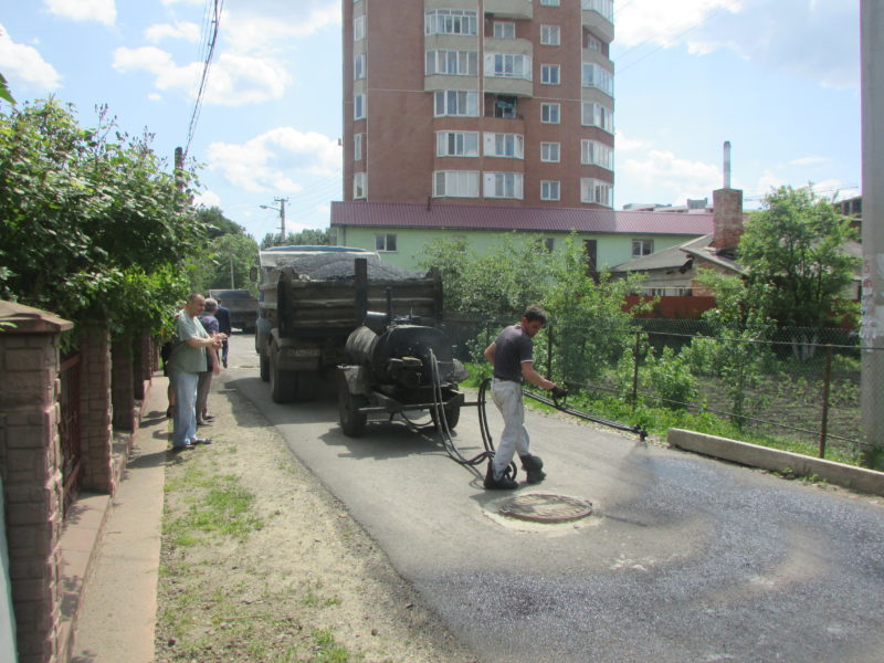 Ще одну вулицю ремонтують в мікрорайоні Пасічна (ФОТО)