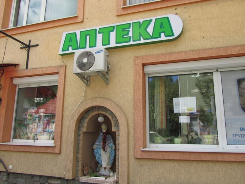 На Прикарпатті замироточила статуя Діви Марії (ФОТО)