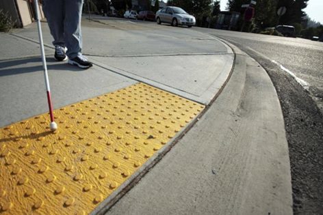 В Івано-Франківську планують запровадити практику облаштування переходів тактильною плиткою