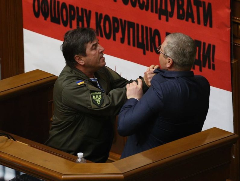Через бійку з Тимошенко передчасно завершили засідання Верховної Ради (ФОТО, ВІДЕО)