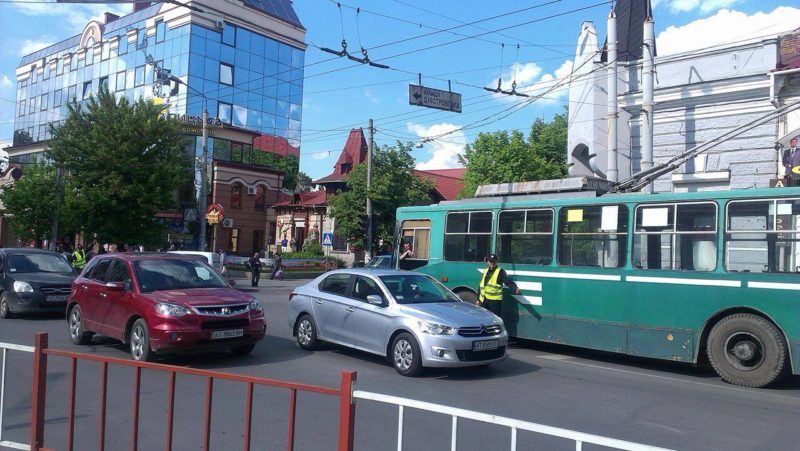 В центрі Івано-Франківська в час пік зупинилися тролейбуси (ФОТО)