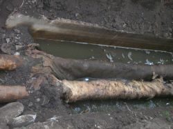 Біля одного з будинків на Хоткевича стічні води руйнують теплову мережу (ФОТО)