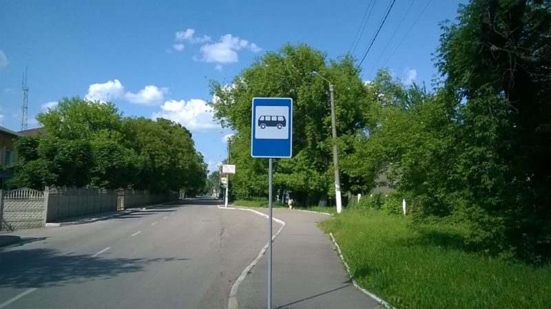 На автобусних зупинках Франківська встановили нові дорожні знаки (ФОТО)