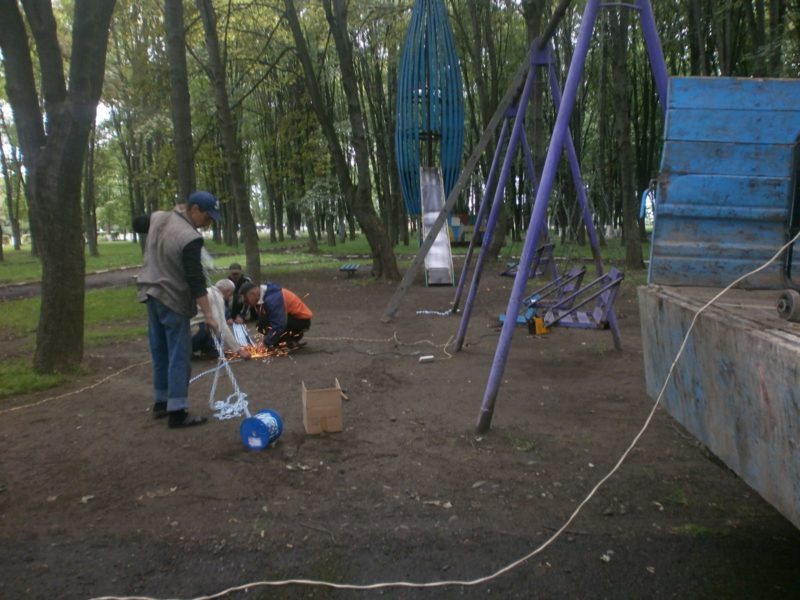 У міському парку Снятині відремонтували дитячі гойдалки (ФОТО)