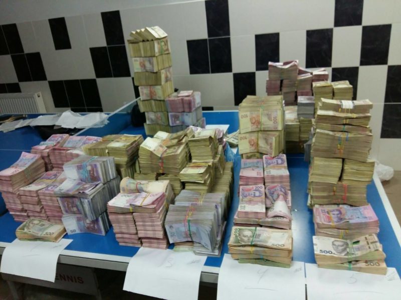 Мільйони гривень у “кравчучках” – на Прикарпатті вперше виявили потужну фінансову “пральню” (ФОТО)