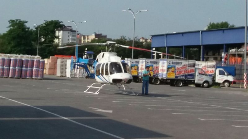 На території івано-франківського гіпермаркету припаркувався…гелікоптер (ФОТО+ВІДЕО)