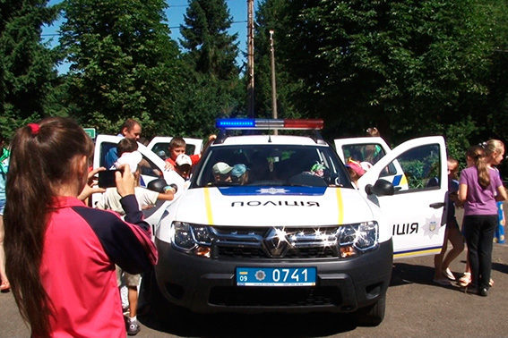 Поліціянти навчали маленьких прикарпатців правил дорожнього руху (ФОТО)