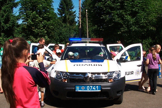 Поліціянти навчали маленьких прикарпатців правил дорожнього руху (ФОТО)