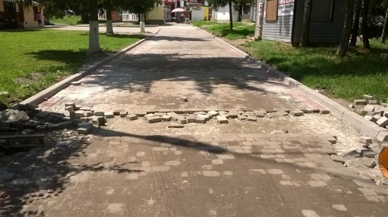 З вулиць Франківська почала зникати свіжовистелена бруківка