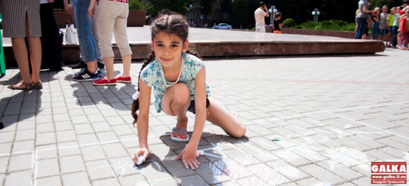У місті влаштували конкурс малюнків крейдою з нагоди Дня захисту дітей (ФОТО)