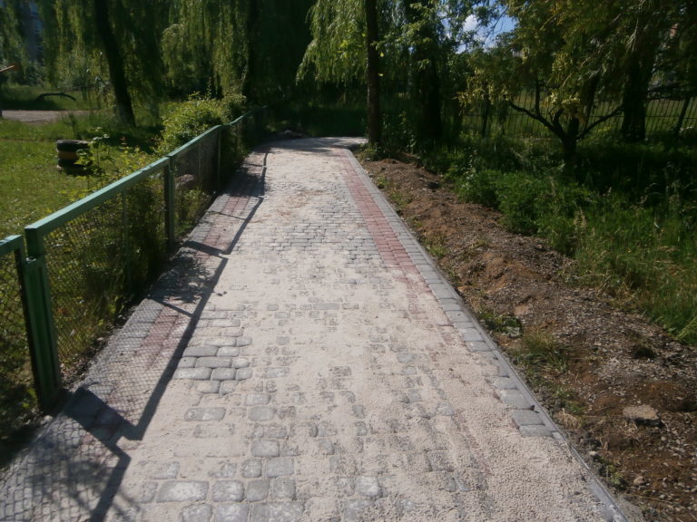 У Надвірній активно облаштовують тротуари та пішохідні доріжки (ФОТО)