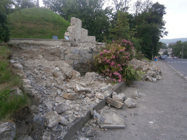 У Надвірній розпочали реконструкцію символічної могили (ФОТО)