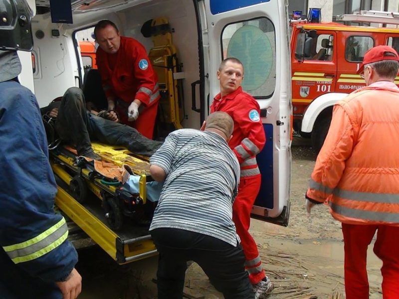Рятувальники розповіли, як рятували будівельника, який впав у котлован (ВІДЕО)