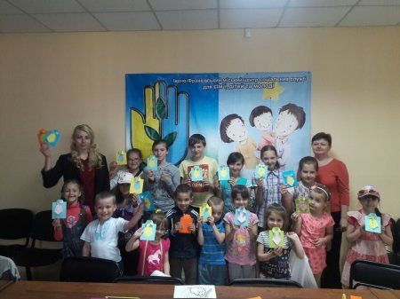Діти бійців АТО навчались виготовляти листівки до Дня Батька (ФОТО)