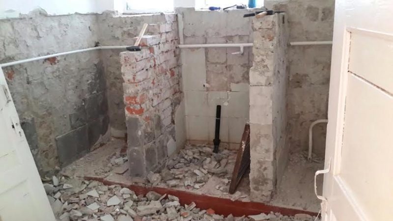 У єдиному туалеті на міському озері роблять ремонт (ФОТО)