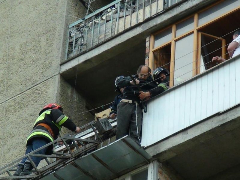 В Івано-Франківську чоловік врятував сусіда від падіння з шостого поверху (ФОТО)