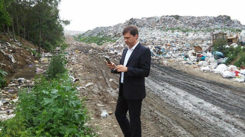 Скандальний екс-міністр екології прогулявся міським сміттєзвалищем