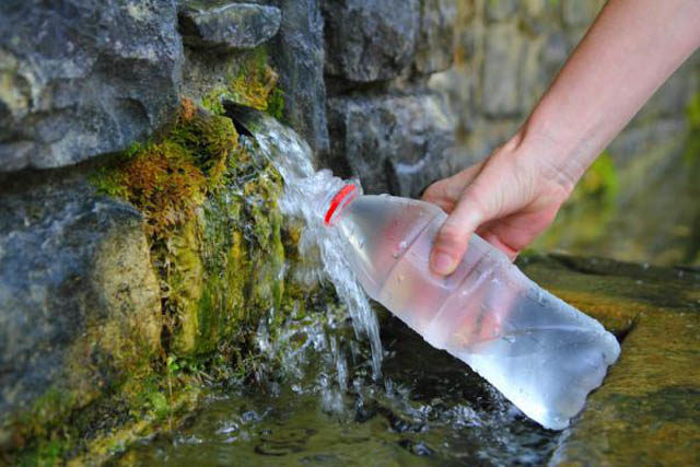 Франківців попереджають про неякісну воду в одному із джерел міста