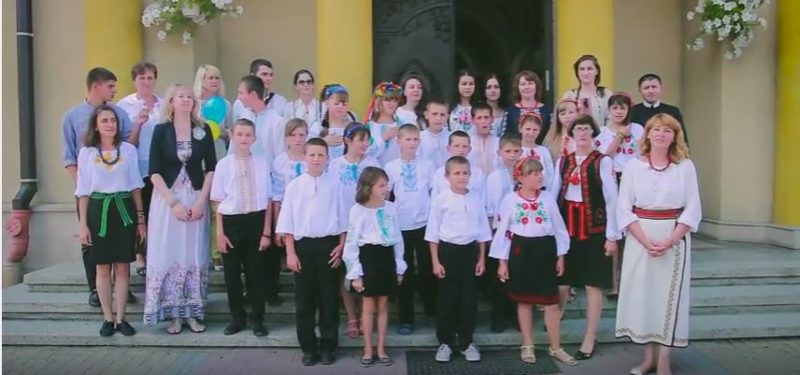 Франківські волонтери заспівали Гімн України з луганськими дітьми (ВІДЕО)