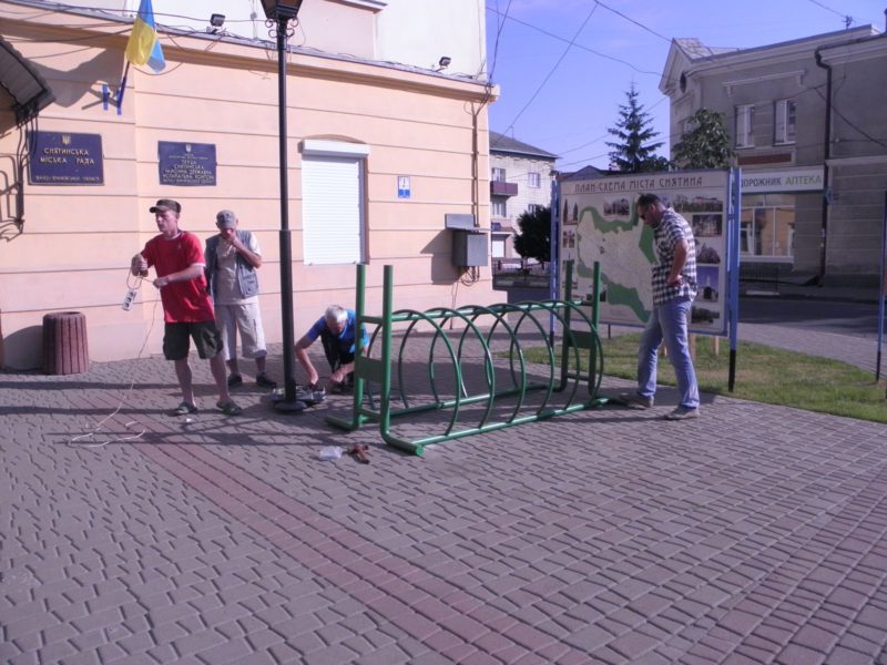У Снятині облаштували ще одну велопарковку (ФОТО)