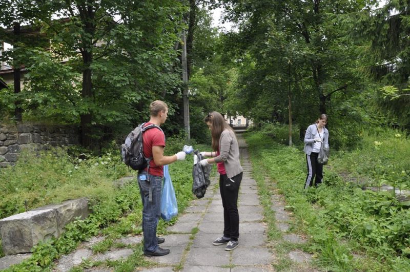 Небайдужа молодь у Яремче збирала та сортувала сміття (ФОТО)