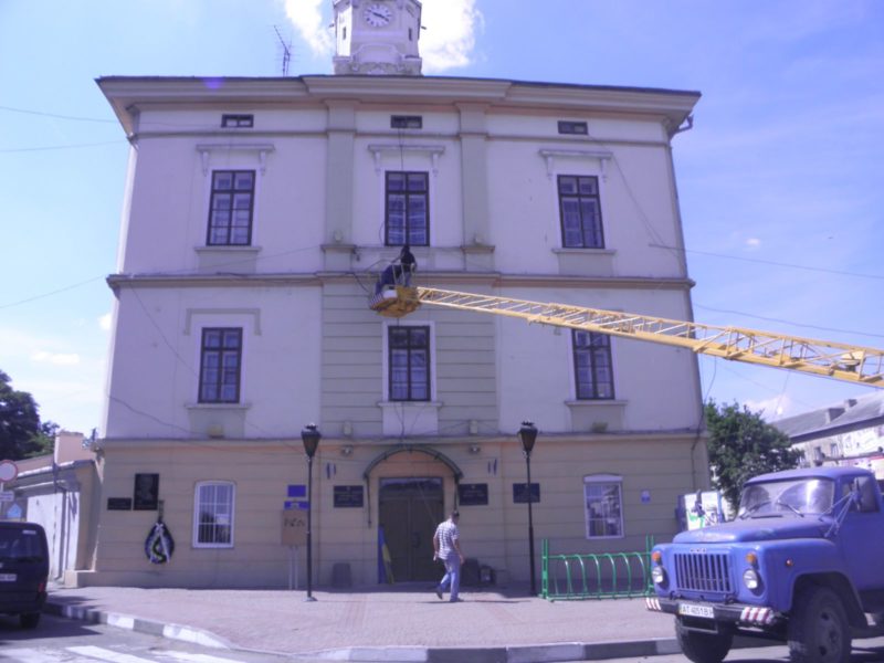 Снятинська ратуша буде світитися білим та жовтим кольорами (ФОТО)