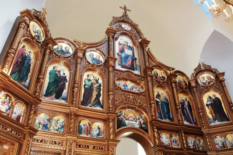 Новий іконостас освятили у прикарпатській церкві (ФОТО)