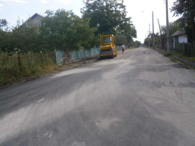 Кілька вулиць ремонтують у Надвірній (ФОТО)