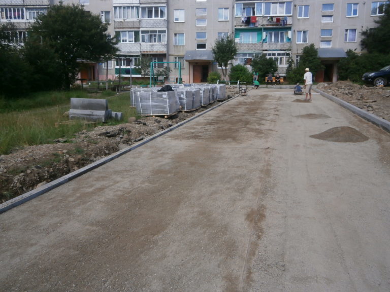 Стратегічно важливу для пішоходів вулицю Надвірної активно облаштовують бруківкою (ФОТО)