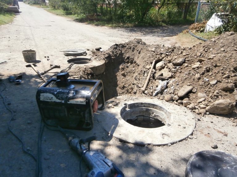У Надвірній ремонтують аварійний водопровід, який побудували у минулому столітті (ФОТО)