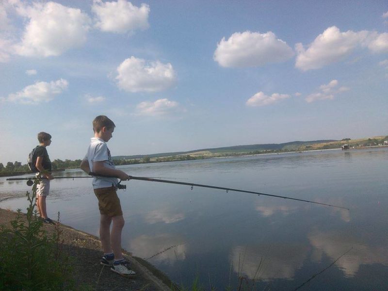 Для дітей бійців АТО влаштували екскурсію на рибному господарстві в Бурштині (ФОТО)