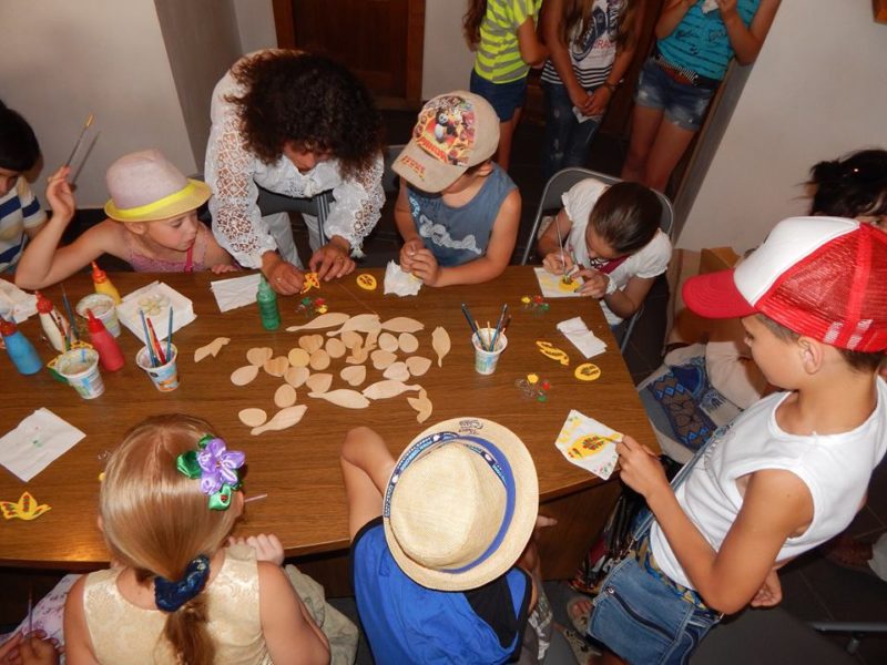 Коломийські діти робили собі дерев’яні іграшки (ФОТО)