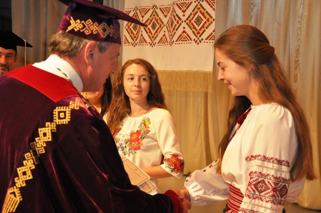 Майже п’ять тисяч випускників прикарпатського вишу отримали дипломи (ФОТО)