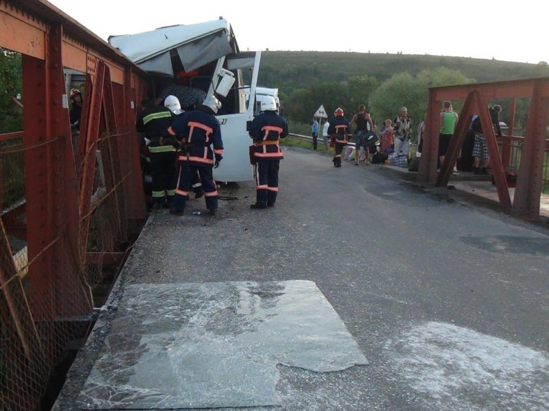 Після зіткнення автобуса з опорою моста в лікарні вже дев’ять травмованих (ФОТО)