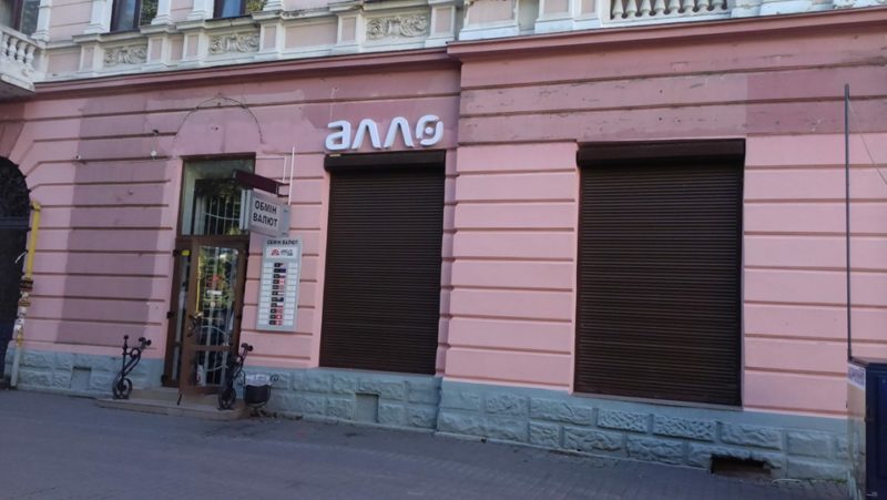 У Франківську очистили від вивісок ще декілька фасадів будинків (ФОТО)