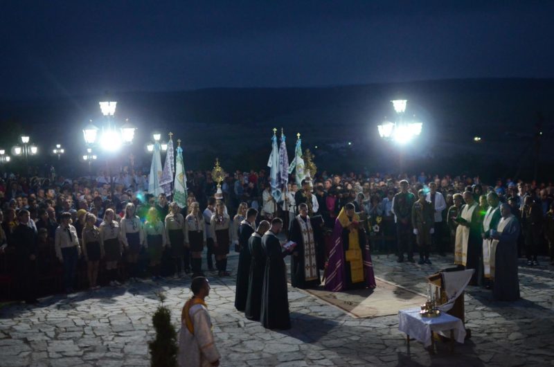 Всеукраїнська Патріарша проща у Крилосі: нічна сповідь та чування напередодні Архиєрейської літургії (ФОТО)