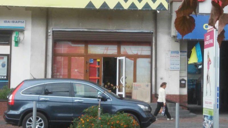 Свідомий власник франківського магазину самостійно очистив фасад будинку від незаконної реклами (ФОТО)