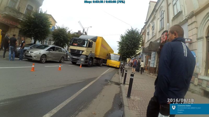 На Новгородській ранкове зіткнення “фури” та легковика спричило проблеми з трафіком (ФОТО)