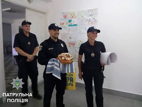 Франківські поліціянти передали діткам з Волновахи коровай, який привезли з Донбасу (ФОТО)