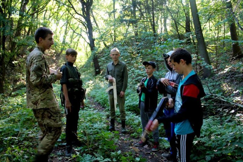 У прикарпатському лісі націоналісти провели військово-спортивний вишкіл для молоді (ФОТО)