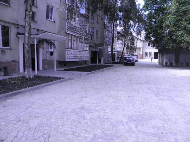 Біля одного із снятинських будинків встановили тротуарну плитку (ФОТО)