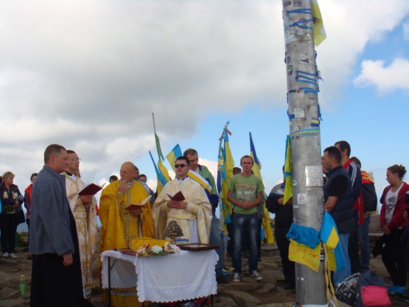 Близько двох сотень українців молилися на Говерлі (ФОТО)