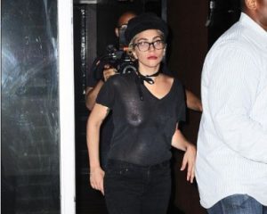 Леді Гага вийшла на вулицю з оголеним бюстом (ФОТОФАКТ)