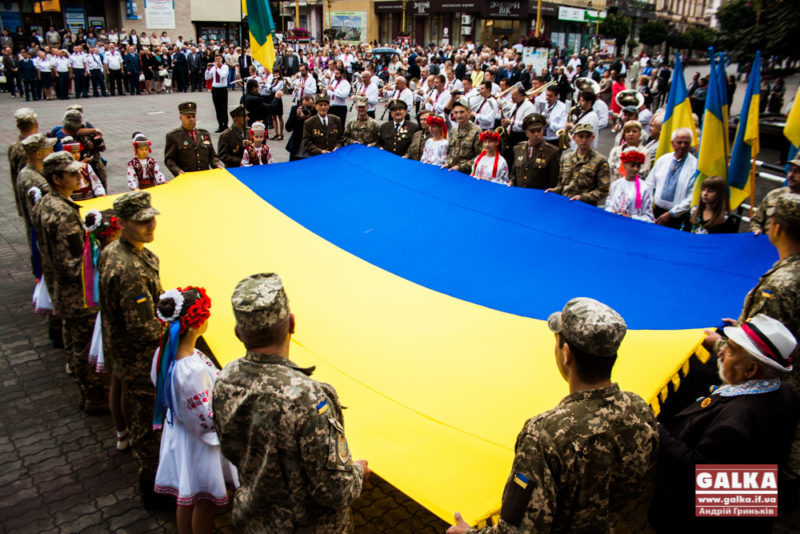 Ветерани АТО, УПА та школярі урочисто підняли синьо-жовтий прапор над Івано-Франківськом (ФОТО)