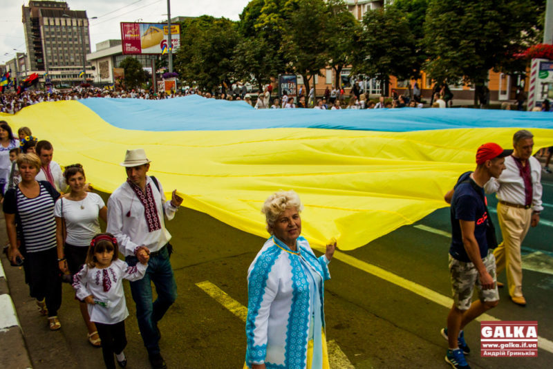 Під народні мелодії з кількаметровим синьо-жовтим стягом у Франківську пройшла масштабна хода (ФОТО)