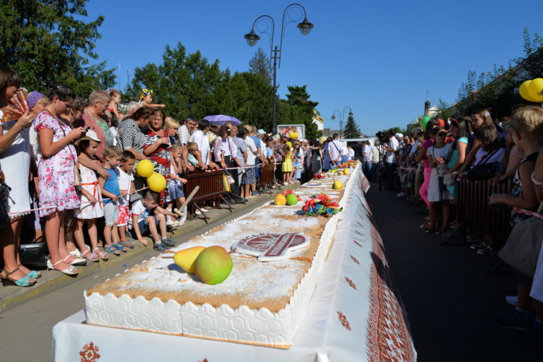 Смачний рекорд на ювілей: 15-тиметровий торт смакували в Коломиї