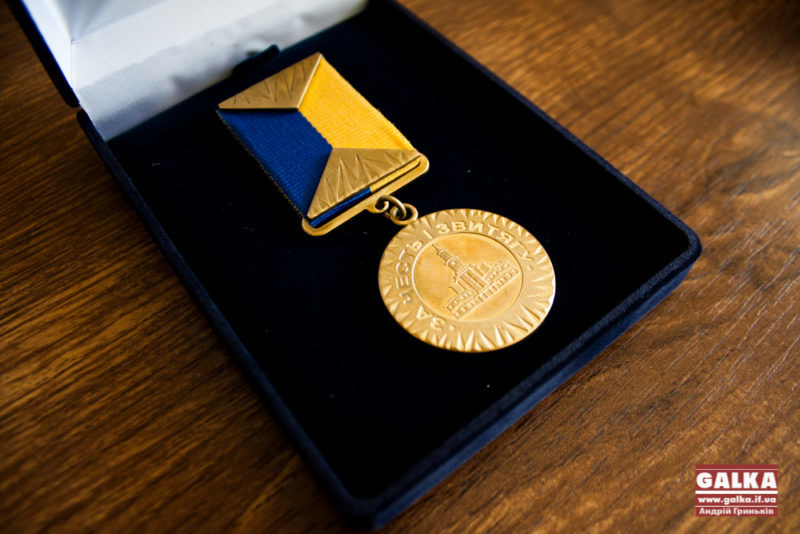 У мерії показали, як виглядатиме нова муніципальна медаль “За честь і звитягу” (ФОТО)