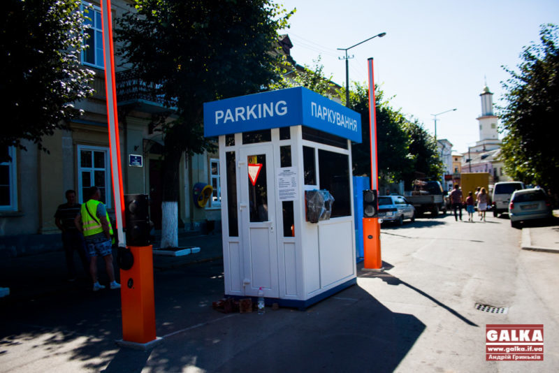 Суд зупинив дію рішення про безоплатне паркування біля ратуші (ДОПОВНЕНО)