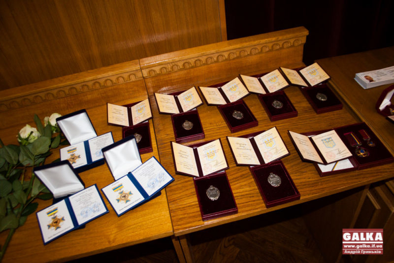 На сесії обласної ради роздавали ордени, медалі та посвідчення добровольців в АТО (ФОТО)