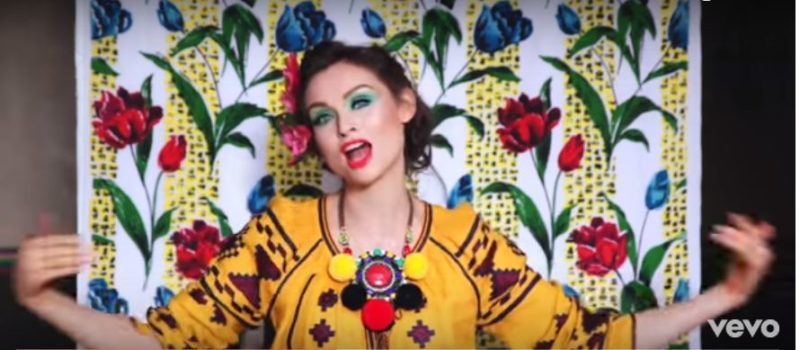 Співачка Софі Елліс-Бекстор створила модний образ з вишиванкою для відеокліпу